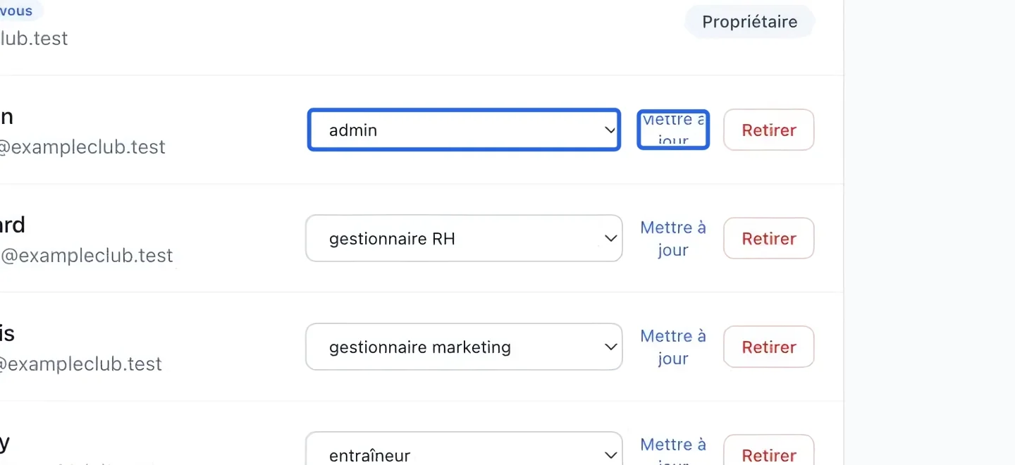 Capture : Modifier un rôle existant. Les cadres bleus indiquent les commandes décrites dans cette étape.